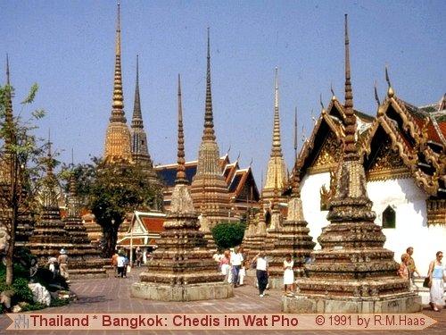 Viele Chedis im Wat Pho