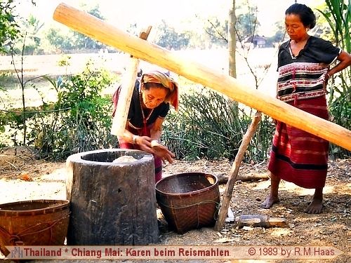 Karen-Frauen mahlen Reis